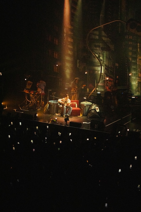 「LOOP」を弾き語りで披露するSIRUP。（Photo by Leo Iizuka）