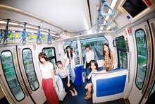 広告ビジュアルジャックした新交通ゆりかもめに乗車するDevil ANTHEM.。