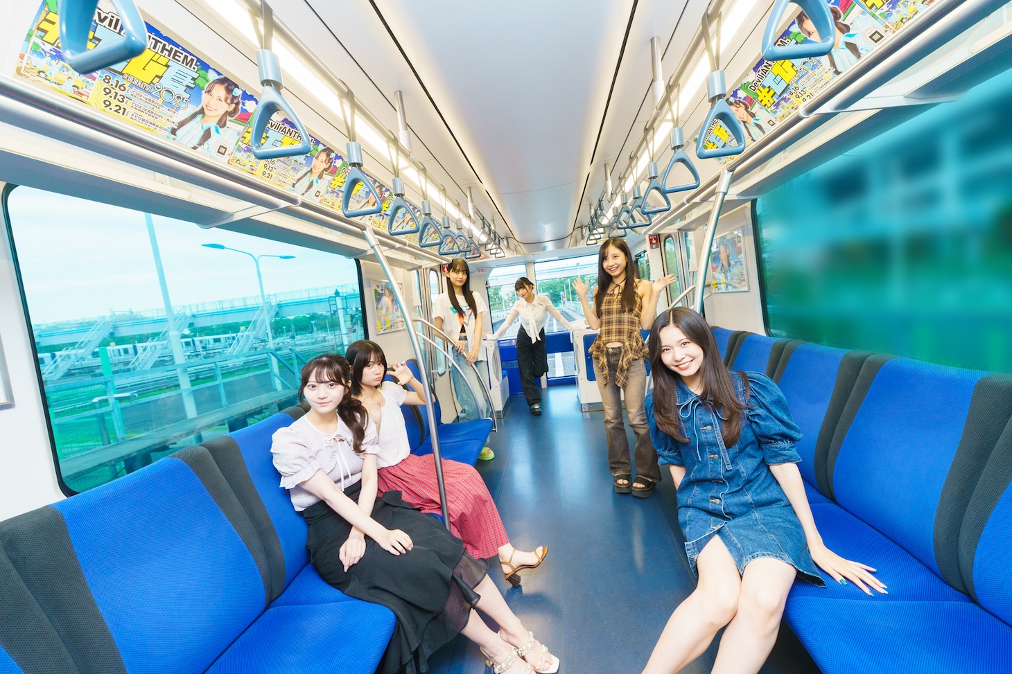 広告ビジュアルジャックした新交通ゆりかもめに乗車するDevil ANTHEM.。