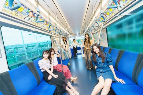 広告ビジュアルジャックした新交通ゆりかもめに乗車するDevil ANTHEM.。