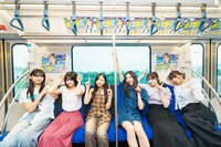 広告ビジュアルジャックした新交通ゆりかもめに乗車するDevil ANTHEM.。