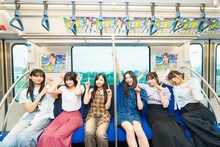 広告ビジュアルジャックした新交通ゆりかもめに乗車するDevil ANTHEM.。