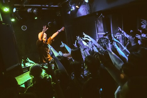 盛り上がるDJピエール中野とオーディエンス。