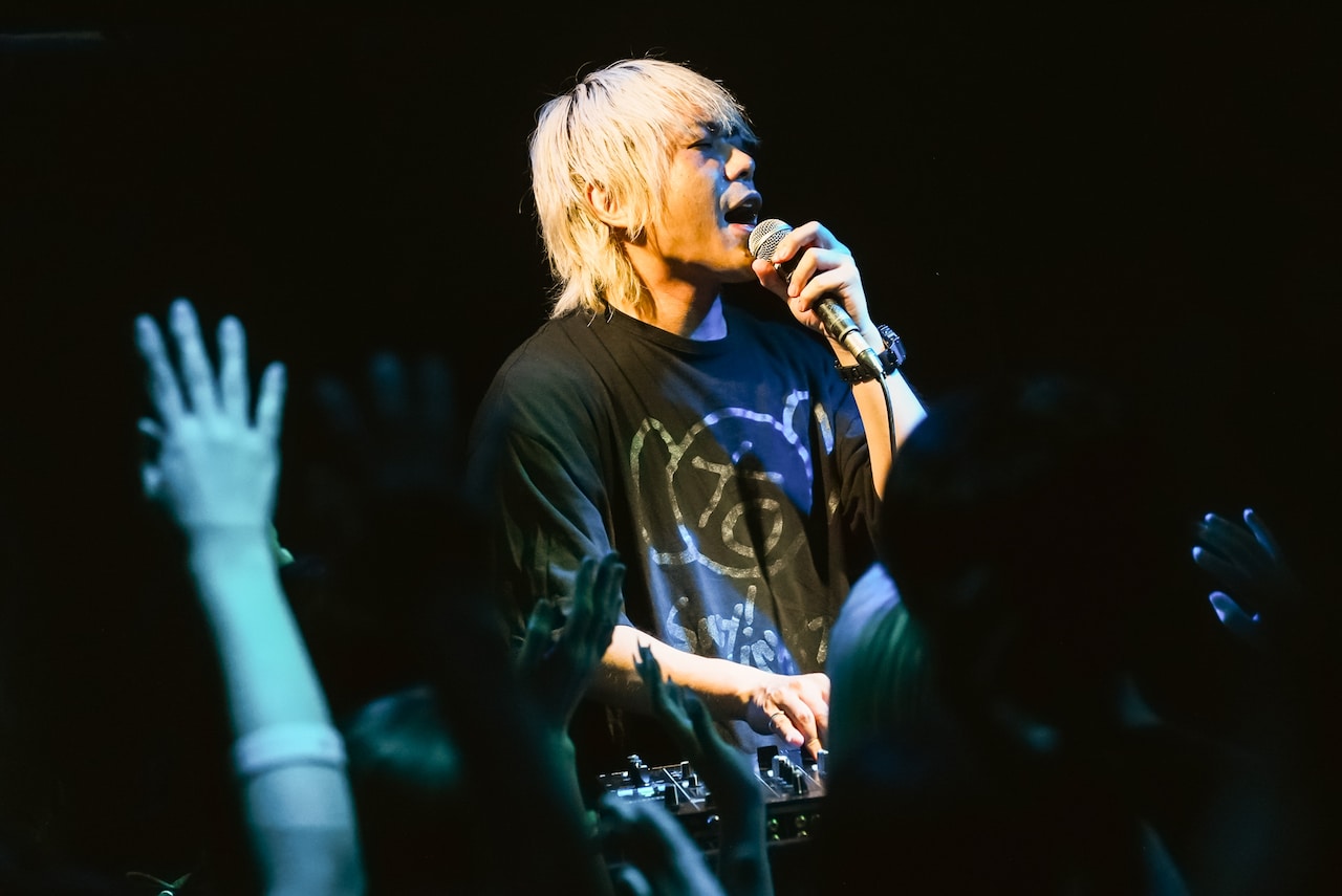 嵐「A・RA・SHI」を熱唱するDJピエール中野。