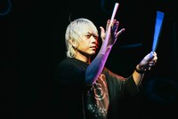 エアドラムを披露するDJピエール中野。