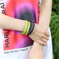 グラフィックTシャツ（ホワイト）とラバーバンド。