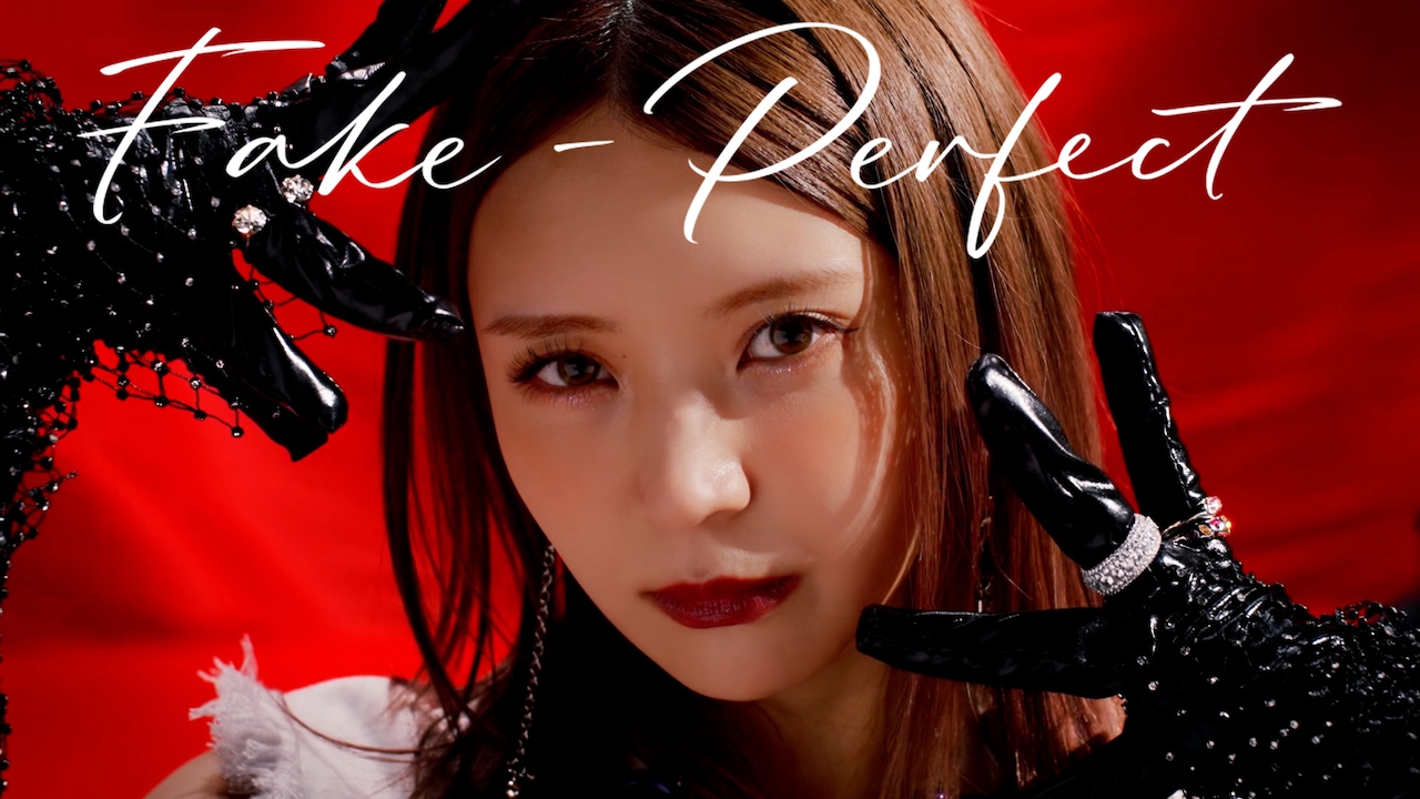 yousti「Fake-Perfect」ミュージックビデオより。