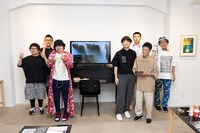 会期に先立って展覧会を訪れたCorneliusと作家たち。