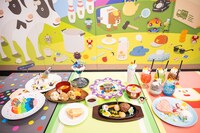 「塊魂」らしいにぎやかな色合いのフード＆ドリンク。