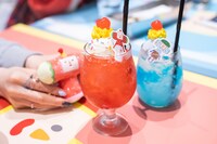 イチゴチャンのストロベリーソーダフロート（左）とジュンのライチホワイトウォーターフロート（右）。