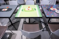 キャラクターがあしらわれたテーブル。