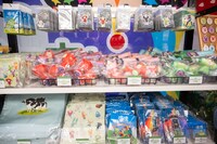 さまざまな商品が並ぶグッズコーナー。