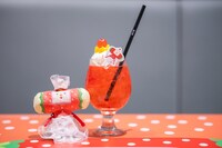 「イチゴチャンのストロベリーソーダフロート」とイチゴチャン。