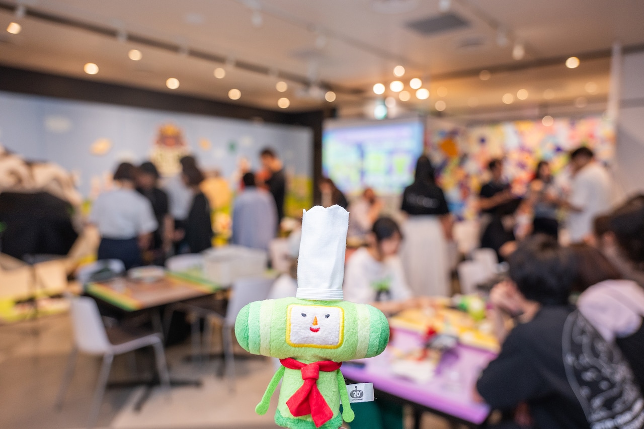 「塊魂 Collaboration Cafe」内覧会の様子とコック帽をかぶった王子。