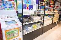 多彩な商品が並ぶグッズコーナー。