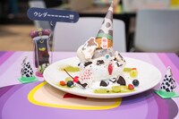 塊を彷彿とさせる「ウシダーーーーーー!!! オウシ座パンケーキ」。背後の王様アクリルスタンドはグッズコーナーで購入可能。