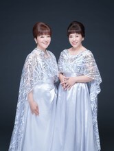 左から岩崎宏美、岩崎良美。