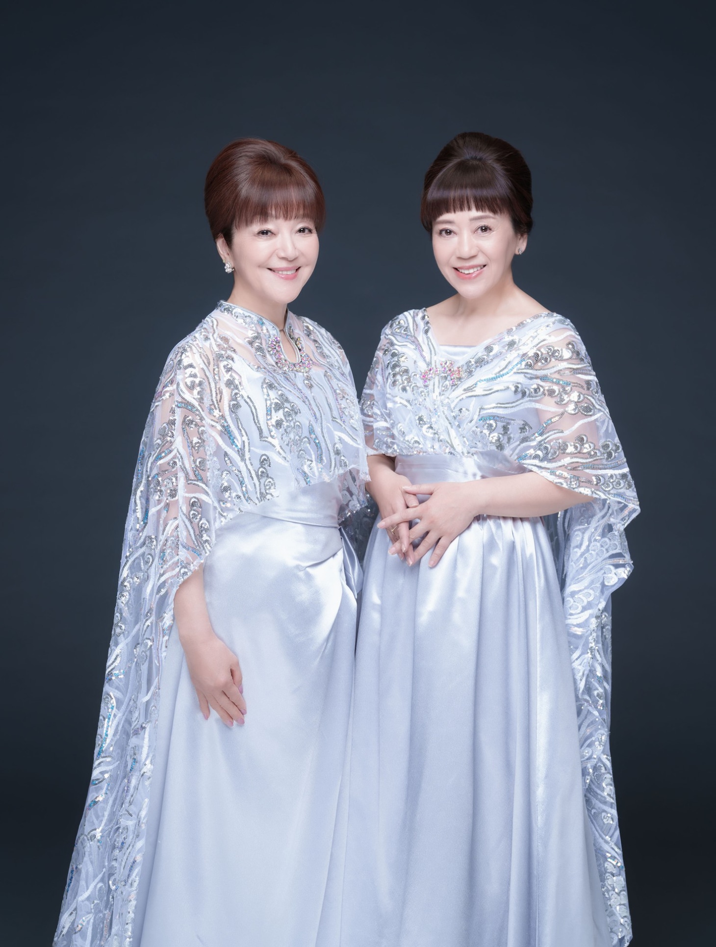 左から岩崎宏美、岩崎良美。