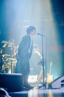 マイクスタンドの前で歌う吉田靖直（Vo）。（Photo by morookamanabu）