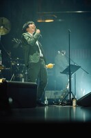 マラカスを手にして歌う吉田靖直（Vo）。（Photo by morookamanabu）