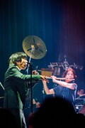 吉田靖直（Vo）と池田若菜（Fl, Sax）。（Photo by morookamanabu）