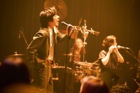 吉田靖直（Vo）（Photo by morookamanabu）