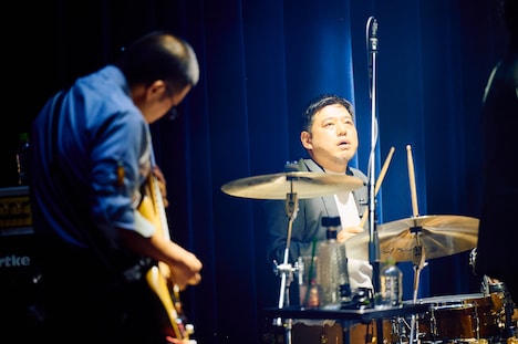 力強いリズムを刻む山本慶幸（B）と大垣翔（Dr）。（Photo by morookamanabu）