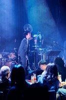 吉田靖直（Vo）。（Photo by morookamanabu）