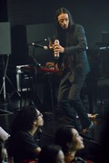 アンコールでギロを演奏した吉田靖直（Vo）の友達。（Photo by morookamanabu）
