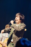 吉田靖直（Vo）（Photo by morookamanabu）