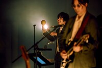 吉田靖直（Vo）と鳥居真道（G）。（Photo by morookamanabu）