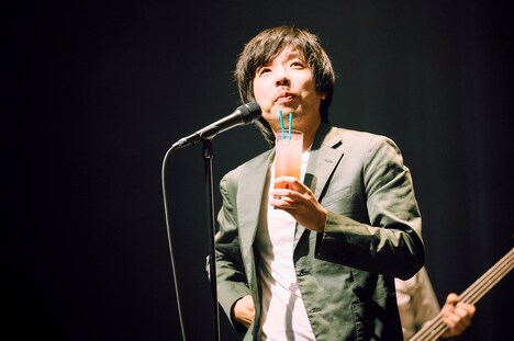 オリジナルカクテルを手にした吉田靖直（Vo）。（Photo by morookamanabu）