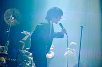 熱唱する吉田靖直（Vo）。（Photo by morookamanabu）