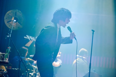 熱唱する吉田靖直（Vo）。（Photo by morookamanabu）