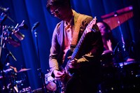 クールに演奏する鳥居真道（G）。（Photo by morookamanabu）