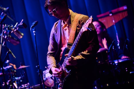 クールに演奏する鳥居真道（G）。（Photo by morookamanabu）