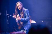 アンコールでギロを演奏した吉田靖直（Vo）の友達。（Photo by morookamanabu）