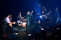 「スキルアップ」で「ありがとうございます！」と連呼しながら観客に手を振る吉田靖直（Vo）。（Photo by morookamanabu）