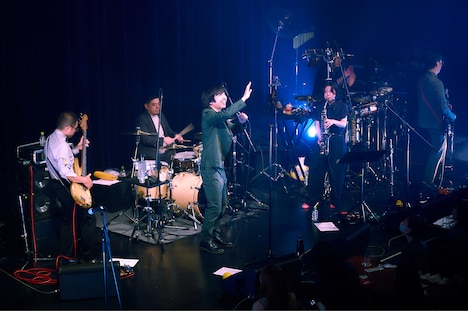 「スキルアップ」で「ありがとうございます！」と連呼しながら観客に手を振る吉田靖直（Vo）。（Photo by morookamanabu）