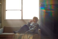 吉田仁人のアーティスト写真。