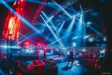 「THE PRIMALS Dark Decades Tour」初日公演の様子。（撮影：西槇太一）