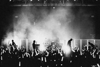 「THE PRIMALS Dark Decades Tour」初日公演の様子。（撮影：西槇太一）