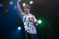 笑顔で踊る藤井隆。