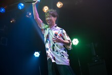 笑顔で踊る藤井隆。