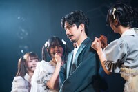 清竜人にイチャつく夫人たち。