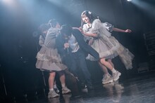 逃げ回る清竜人。