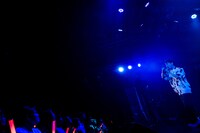 「赤にして！」「緑にして！」というリクエストに即座に対応する観客に大喜びの藤井隆。