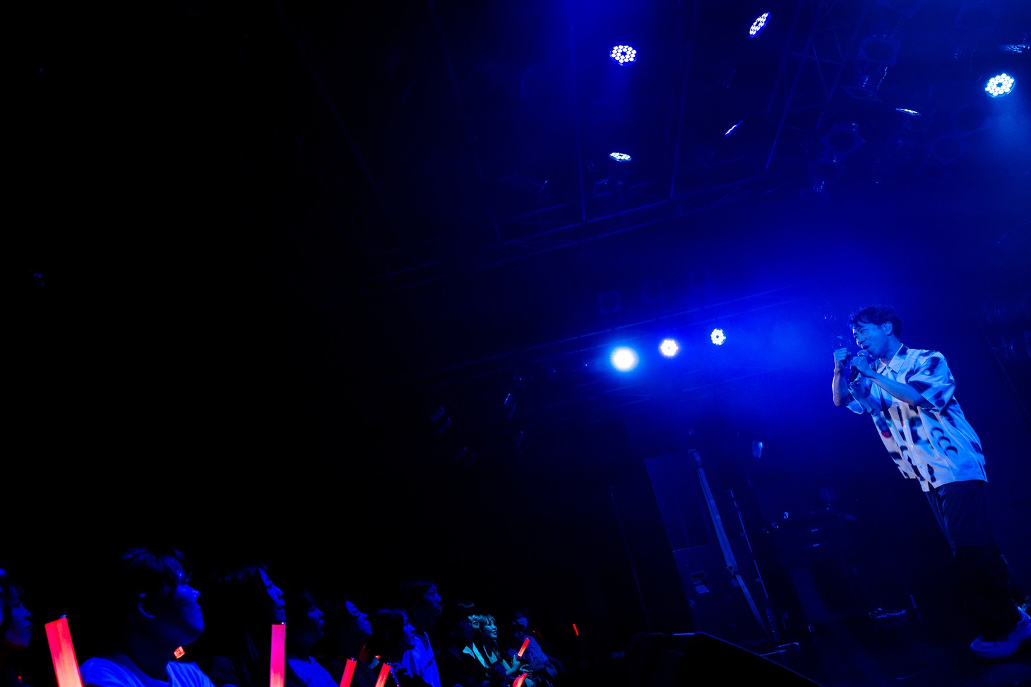 「赤にして！」「緑にして！」というリクエストに即座に対応する観客に大喜びの藤井隆。