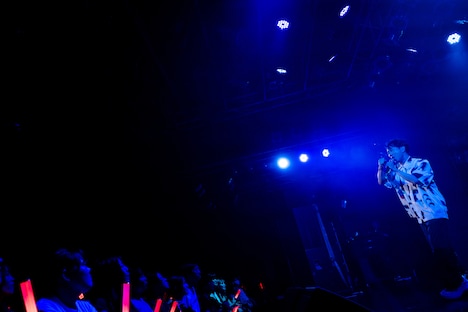 「赤にして！」「緑にして！」というリクエストに即座に対応する観客に大喜びの藤井隆。