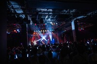 「東軍（上手）、素晴らしい盛り上がりでした。西軍はどうですか？」と下手を煽る藤井隆。